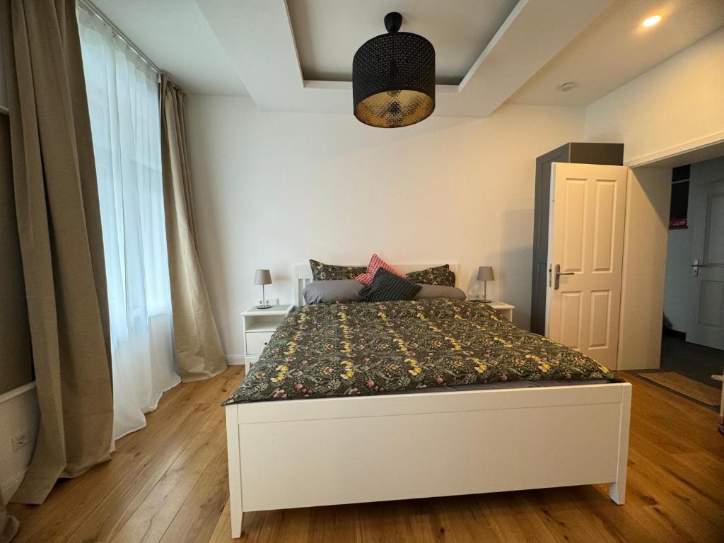 Postel nebo postele na pokoji v ubytování Boutique Hotel Pension Luisengrün Küche 1Gbs WLAN Netflix Disney MagentaTV