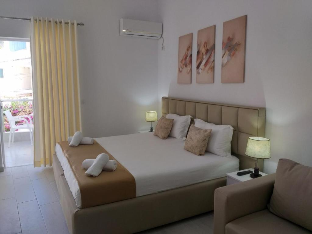 Postel nebo postele na pokoji v ubytování Deka-X Rooms