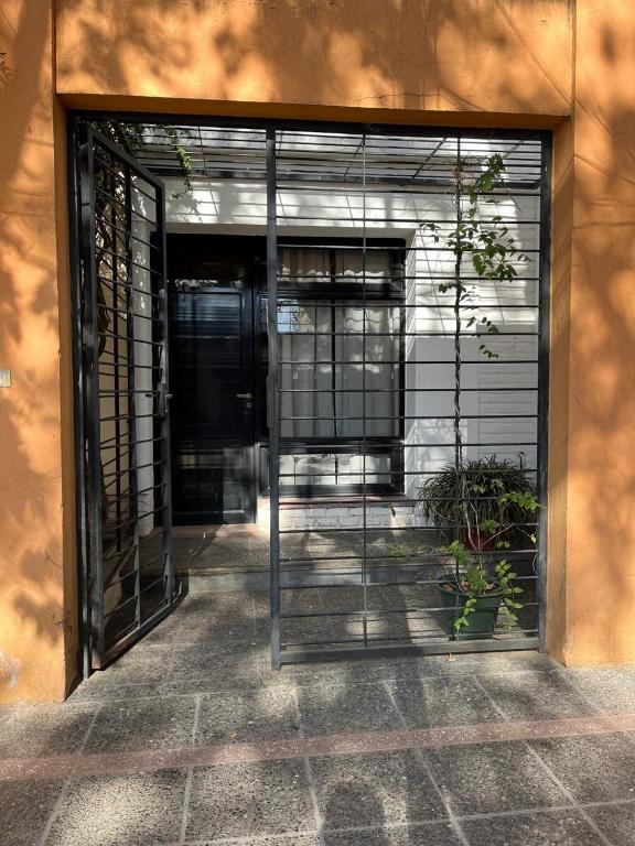 ein Eingang zu einem Gebäude mit einer Glastür in der Unterkunft Departamento España in Villa Mercedes