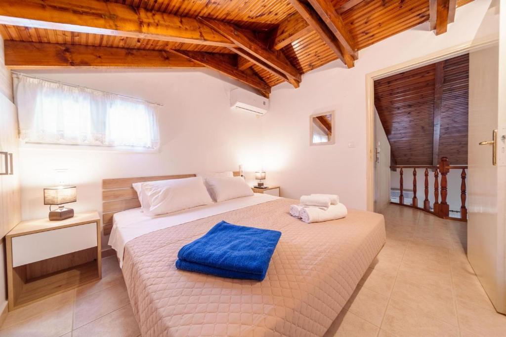 Postel nebo postele na pokoji v ubytování Iphigenia Apartments at Katelios