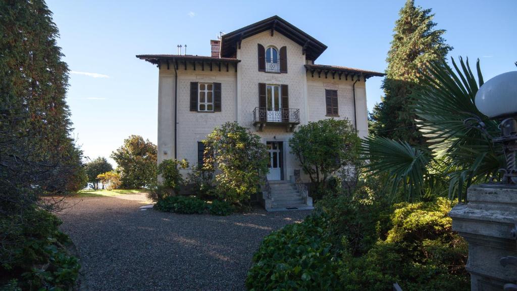 a large house with a balcony on a driveway at Venegoni Maison De Charme in Ghiffa