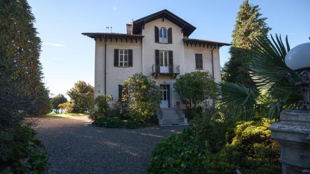 Casa grande con balcón en la entrada en Venegoni Maison De Charme en Ghiffa