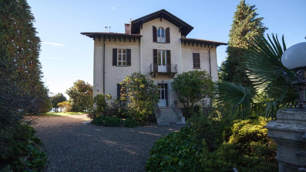O grădină în afara Venegoni Maison De Charme