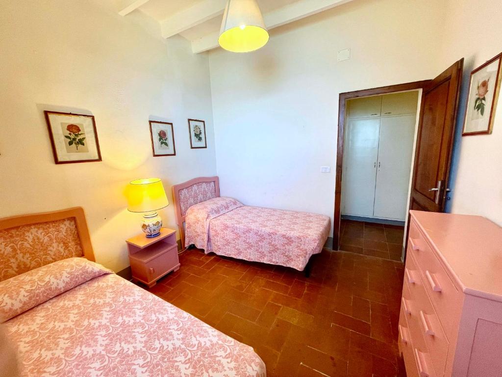 A bed or beds in a room at Il Poggetto primo piano, 4 camere, terrazza vista mozzafiato a soli 200 m dal mare! by Alfareal