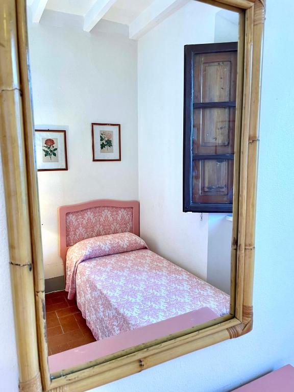 A bed or beds in a room at Il Poggetto primo piano, 4 camere, terrazza vista mozzafiato a soli 200 m dal mare! by Alfareal