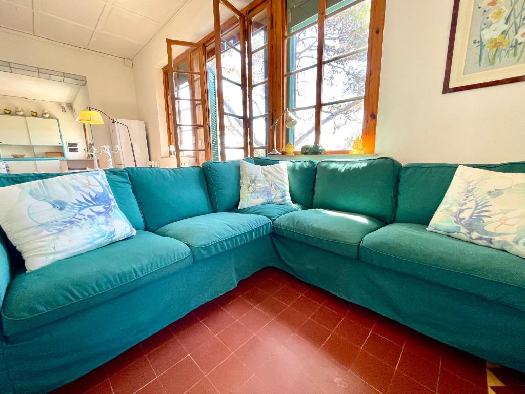 A seating area at Il Poggetto primo piano, 4 camere, terrazza vista mozzafiato a soli 200 m dal mare! by Alfareal