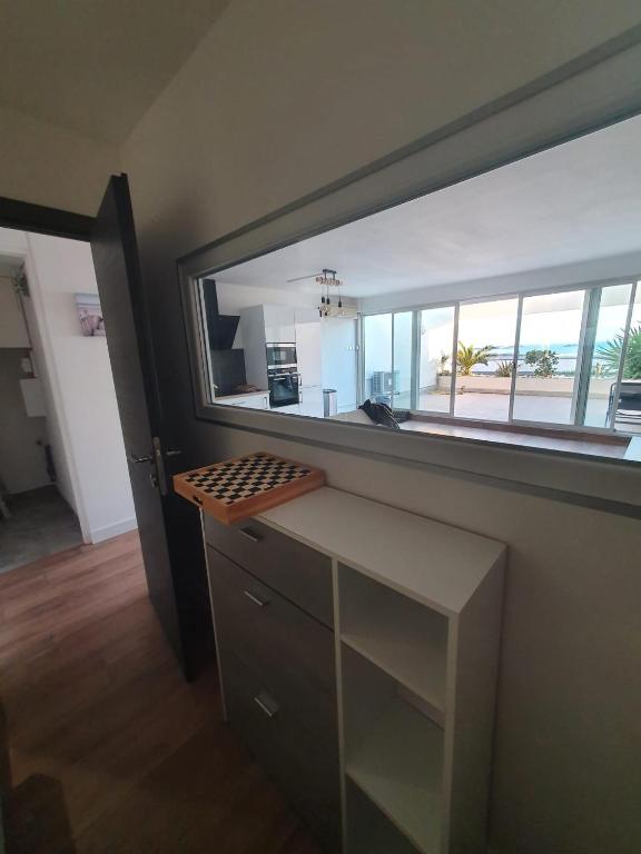 - une cuisine avec un comptoir et un grand miroir dans l'établissement Katikias, à Bandol