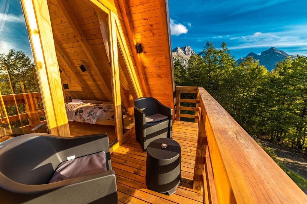 Balkón nebo terasa v ubytování Mountain House Komovi-Radunovic DE LUX