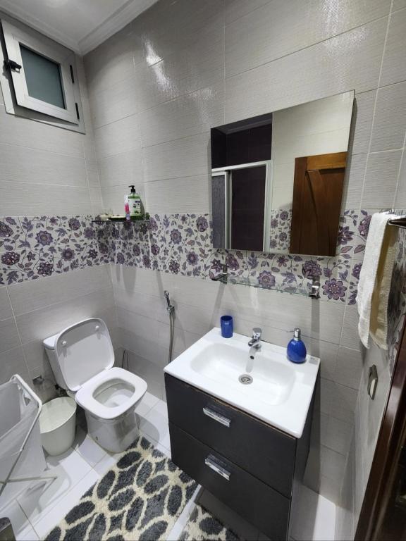 Koupelna v ubytování Spacious Appartment in the heart of Tangier with 2 living rooms, 2 bedrooms KING SIZE beds, 2 baths, 2 patios