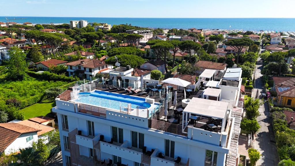 an aerial view of a building with a swimming pool at Zen Hotel Versilia in Marina di Pietrasanta