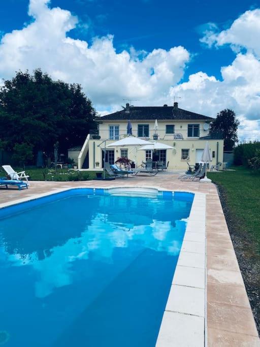 une grande piscine bleue devant une maison dans l'établissement Villa mon Rêve, à Allez-et-Cazeneuve