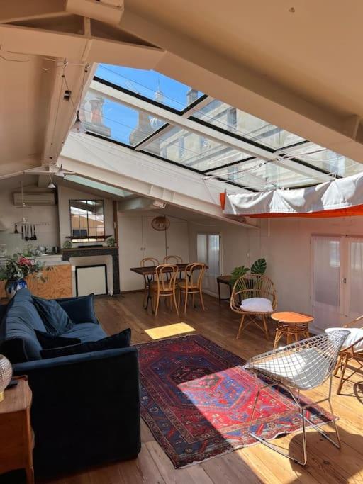 un salon avec un canapé et une table dans l'établissement Lovely cosy flat, à Bordeaux