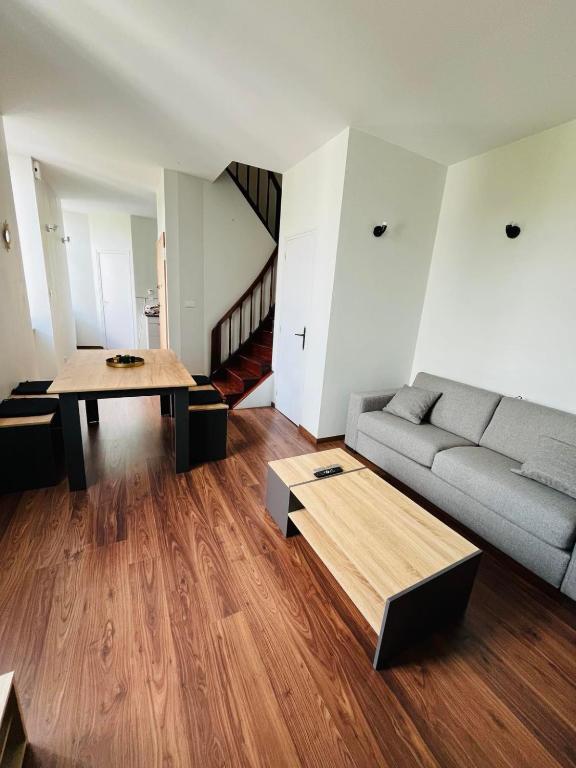un salon avec un canapé et une table dans l'établissement Logement 4 pers - Cœur de ville - calme - boîte à clé arrivée autonome à partir de 16h00 départ 11h00, à Cholet