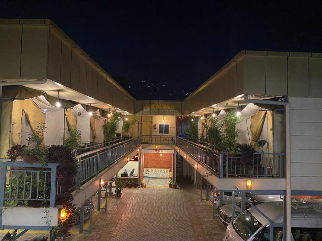 una vista di un edificio di notte con un parcheggio di Kalash Parkaze And Tent Inn a Pokhara