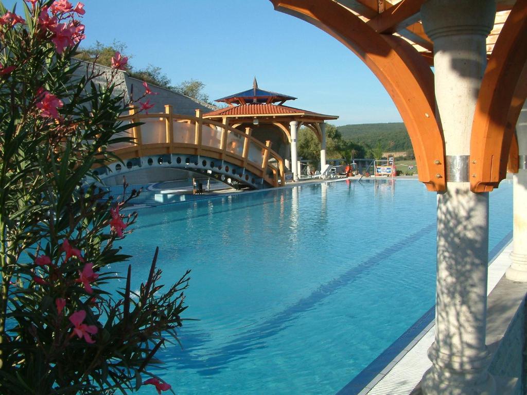 Bazén v ubytování Hotel Cascade Resort & Spa nebo v jeho okolí