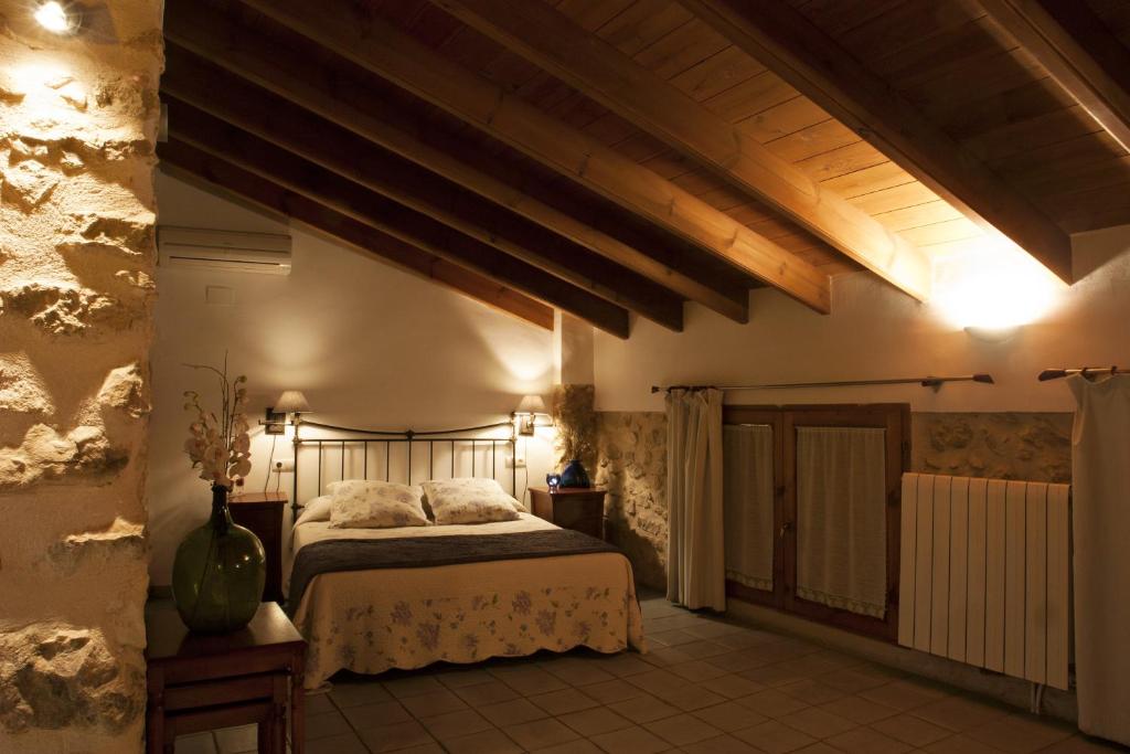 1 dormitorio con 1 cama en una habitación en La Llar D'aitana, en Alcoleja