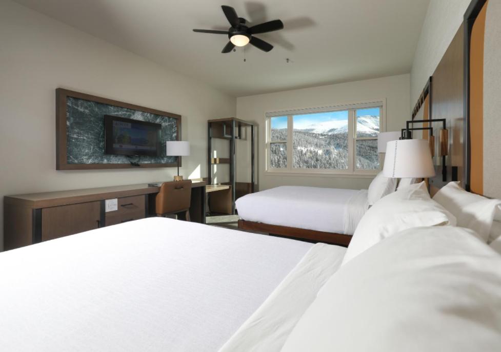 The Lodge at Breckenridge - Queen Room Met Twee Queensize Bedden Met Uitzicht Op De Bergen