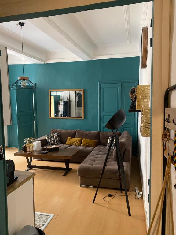 un salon avec un canapé et une table dans l'établissement Appartement 2 pièces haussmannien, à Narbonne