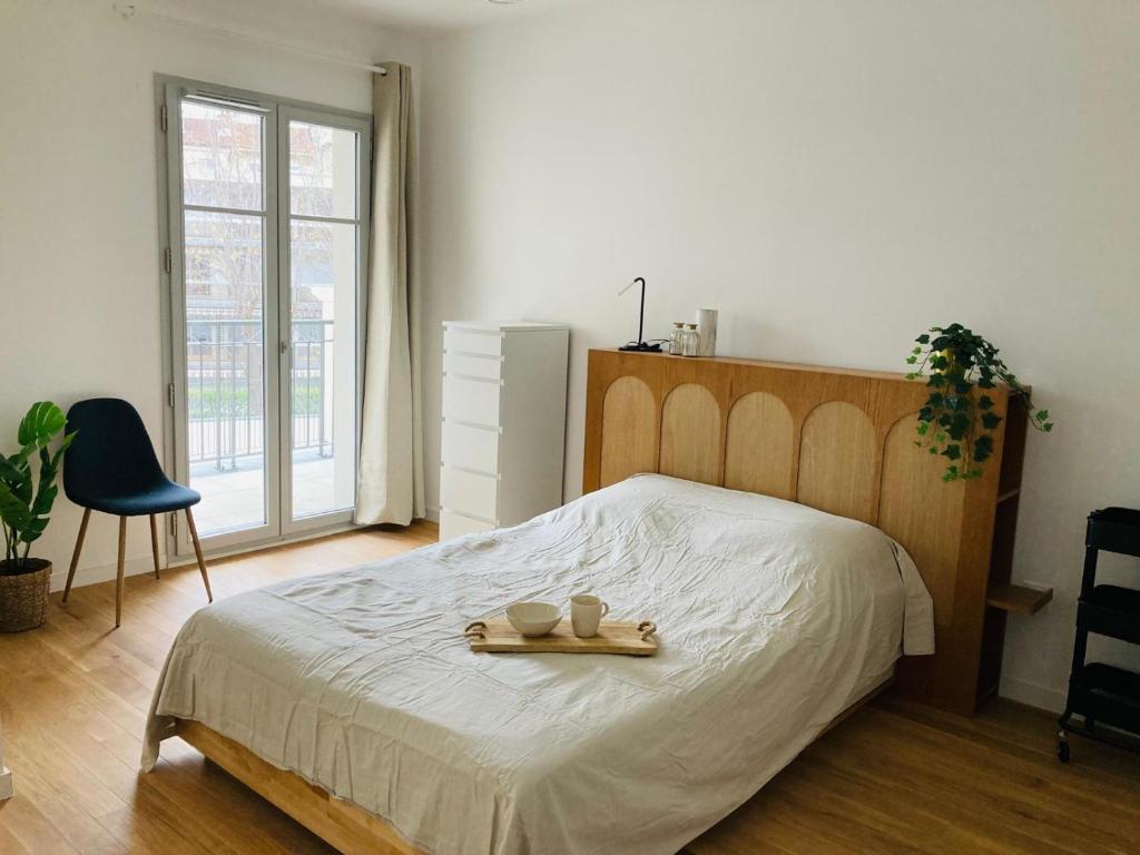 une chambre avec un lit avec deux bougies dessus dans l'établissement Studio terrasse Villa Aubert Vincennes, à Vincennes