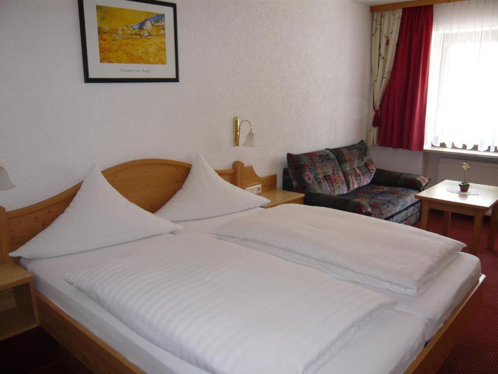 Postel nebo postele na pokoji v ubytování Hotel Pension Fleischmann