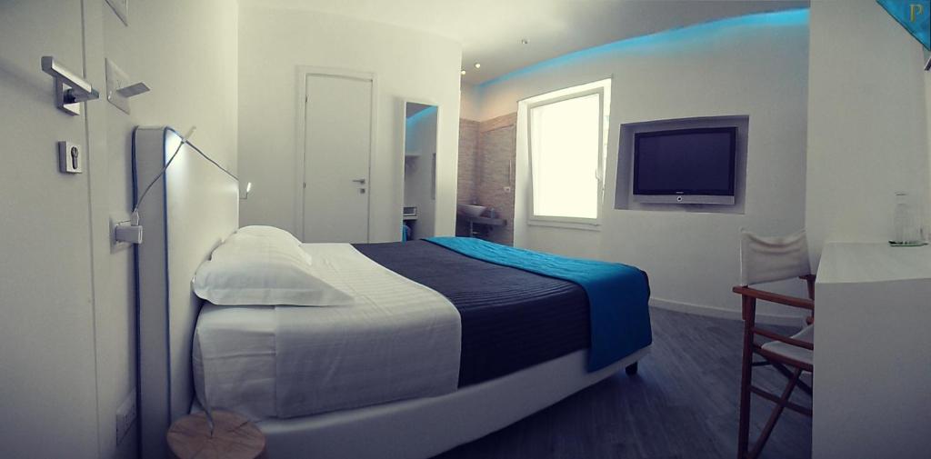 1 dormitorio con 1 cama y TV en Piccolotel, en Roma