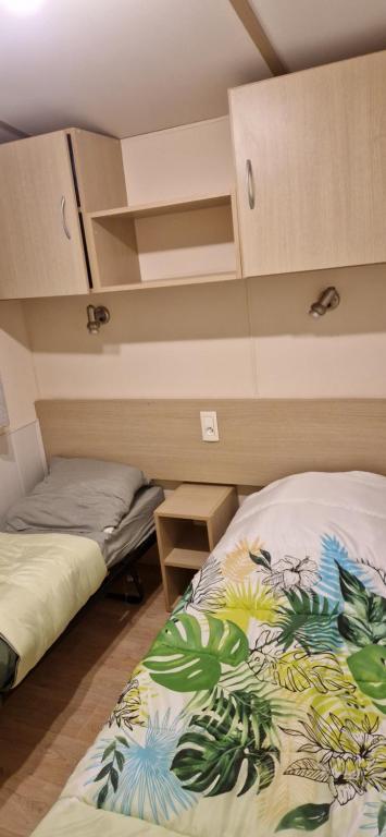 Postel nebo postele na pokoji v ubytování Mobile home C189