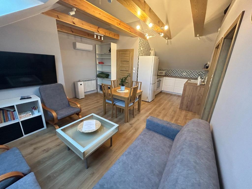 兹邦申Apartament_Zbąszyń的带沙发和桌子的客厅