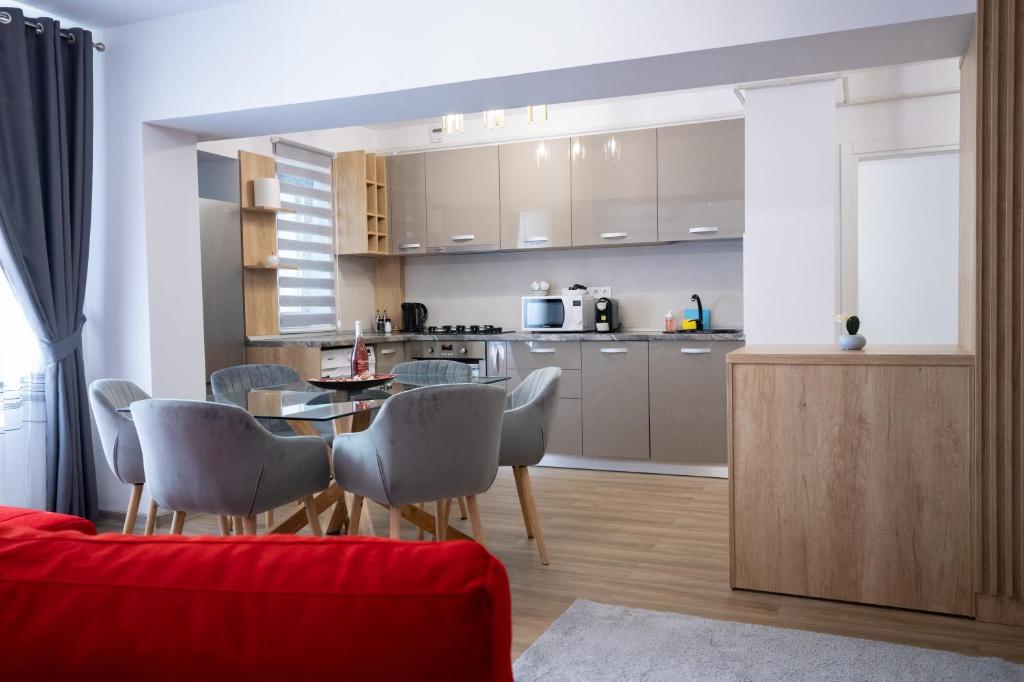a kitchen and living room with a table and chairs at Premier Luxury Ultracentral in Piteşti