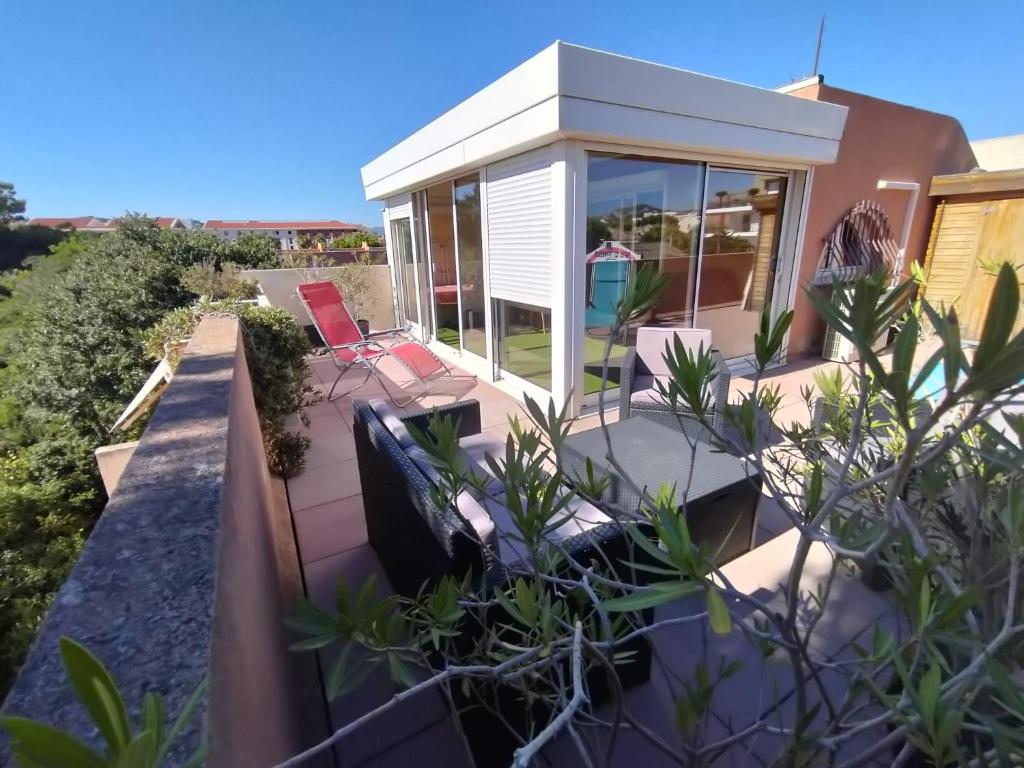 - une vue sur une maison depuis le jardin dans l'établissement Duplex T4 toit terrasse plages parc Borély 13008 MARSEILLE, à Marseille