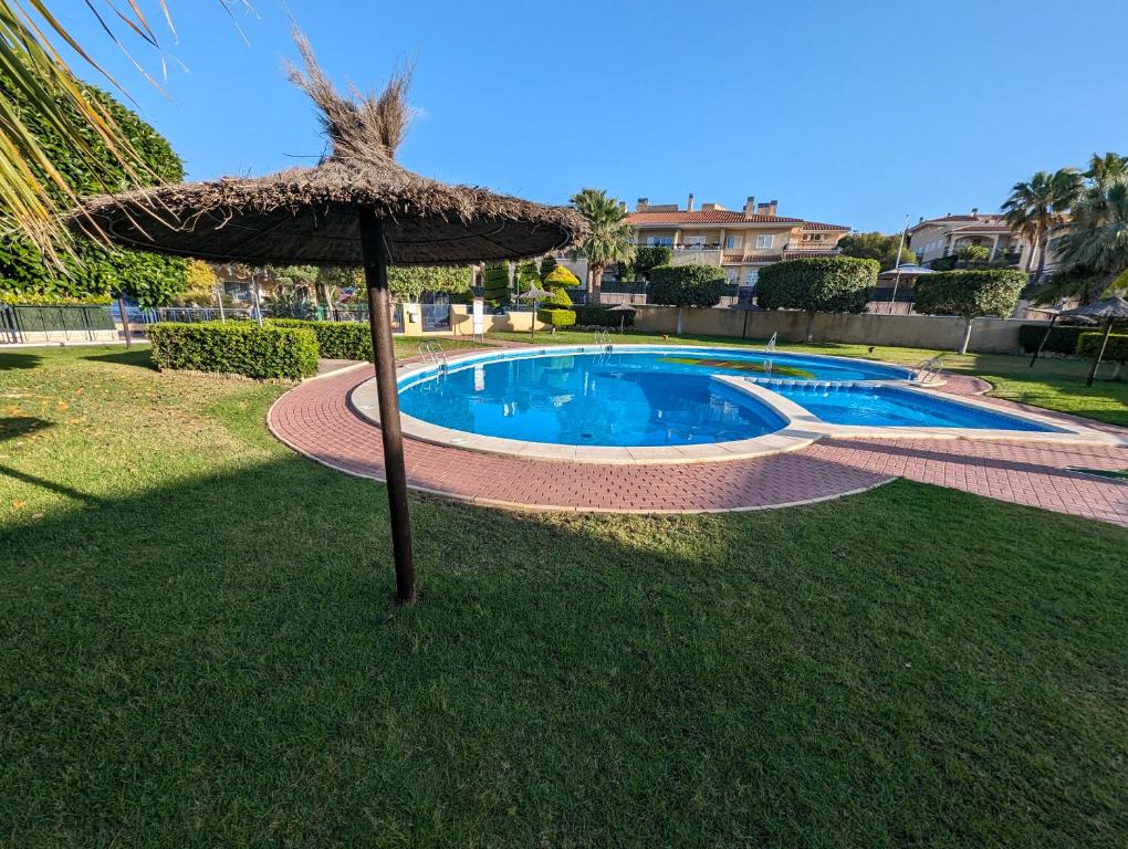 Fotografia z galérie ubytovania Disfruta de la playa y piscina, acogedora casa v destinácii Santa Pola