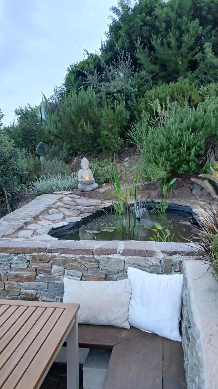 Zahrada ubytování VILLA ANADINE - Aiguebonne BOULOURIS - PLEINE VUE MER - À 5 minutes à pied de la plage - Climatisée