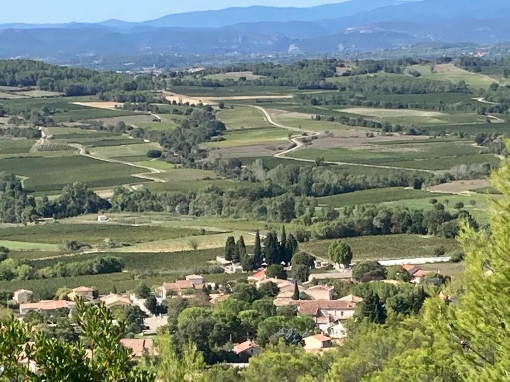 - une vue sur un village dans les collines dans l'établissement Chambre de Cottage, à Moulézan