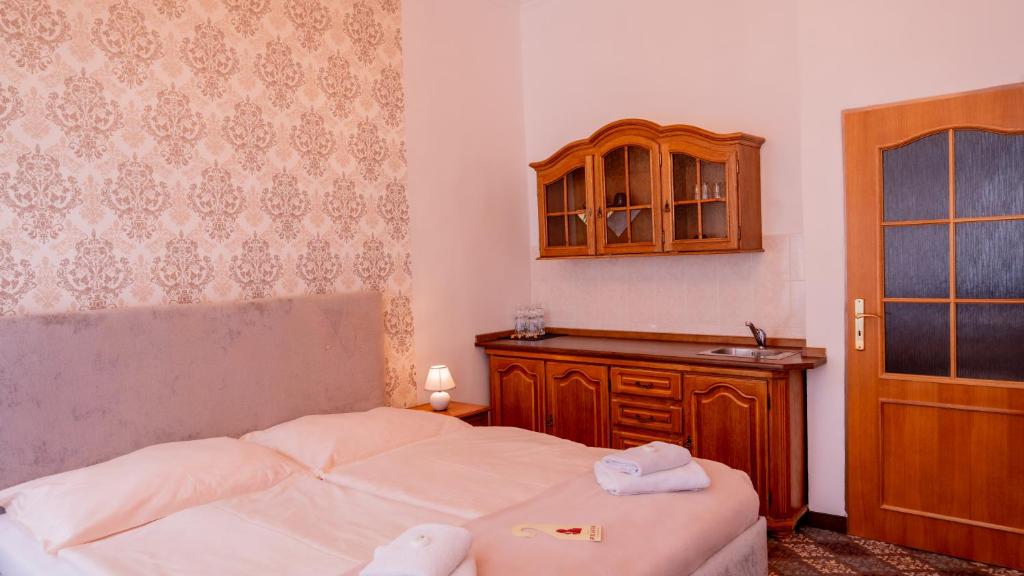 Postel nebo postele na pokoji v ubytování Hotel Praga
