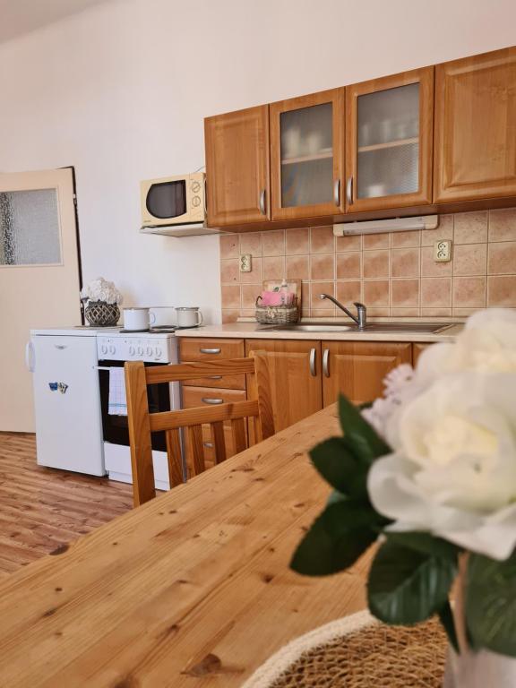 Kuchyň nebo kuchyňský kout v ubytování Úzkokolejky - apartmány Nová Bystřice