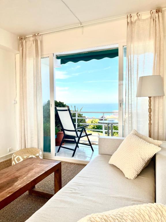 Light-filled apartment with sea views