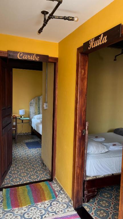 Postel nebo postele na pokoji v ubytování Hostal Casa Astromelia