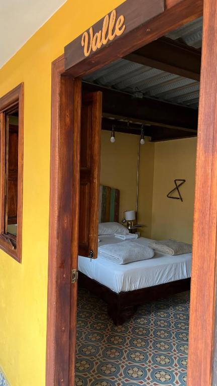 Postel nebo postele na pokoji v ubytování Hostal Casa Astromelia