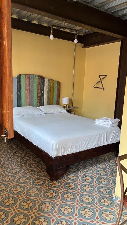 Postel nebo postele na pokoji v ubytování Hostal Casa Astromelia