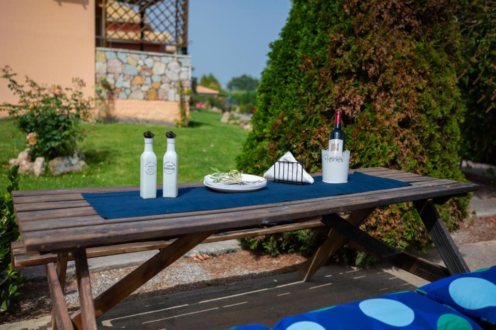 Nápoje v ubytování Spedion Villa - Near to sea villas with heated swimming pool
