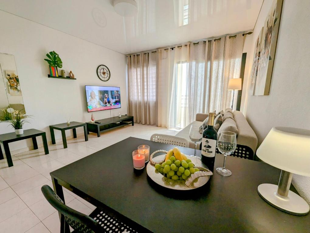 a living room with a table with a bowl of fruit at Apartment in Club Paraiso Ocean View, Wi-Fi in Playa Paraiso