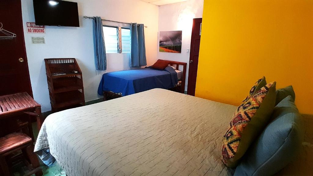 Postel nebo postele na pokoji v ubytování san carlos beach inn