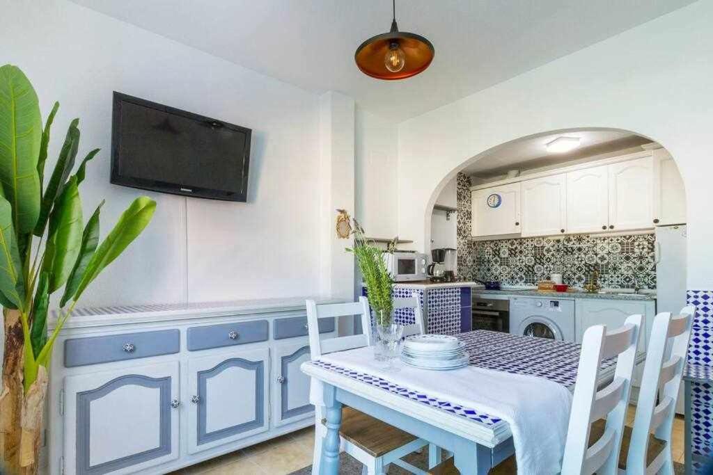 A kitchen or kitchenette at Bungalow Pink lago jardín