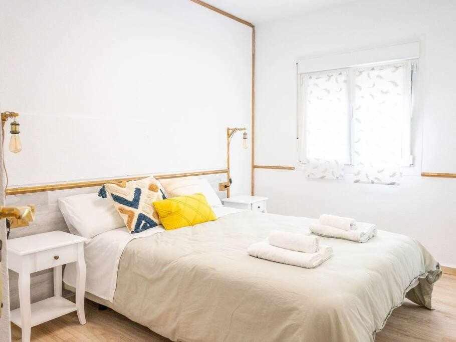 A bed or beds in a room at Bungalow Pink lago jardín