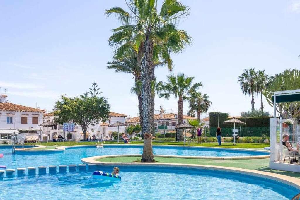 The swimming pool at or close to Bungalow Pink lago jardín