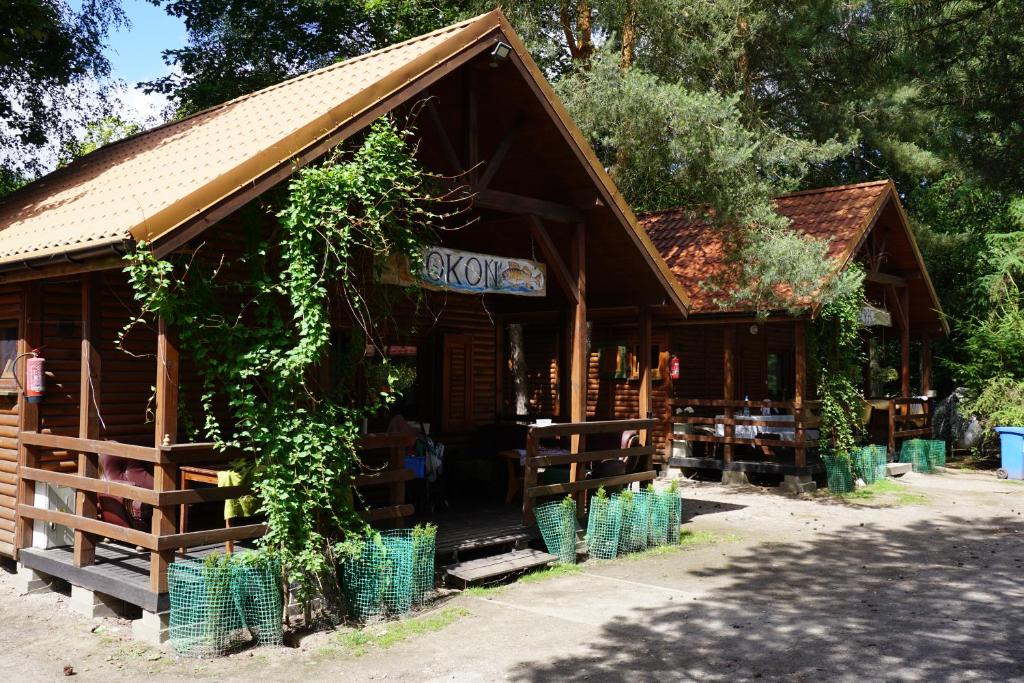 a building with ivy growing on the side of it at Ośrodek Azyl Mironice in Kłodawa