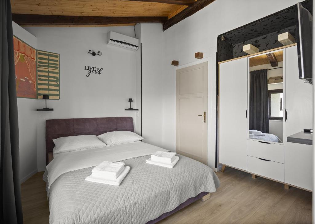 Una cama o camas en una habitación de Splitski Đir