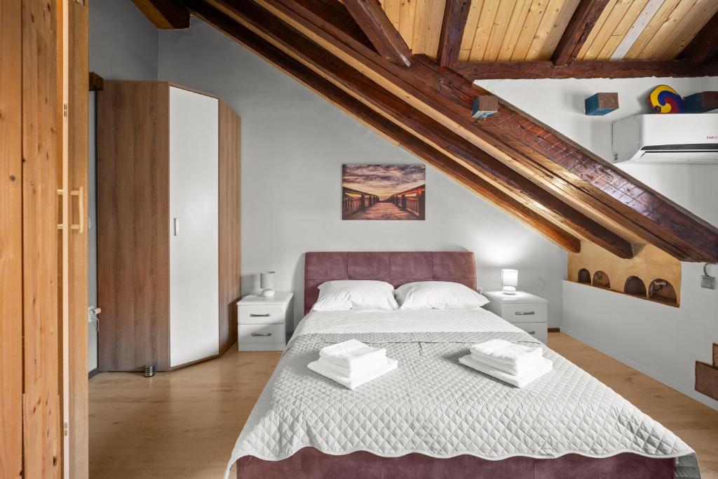 Una cama o camas en una habitación de Splitski Đir