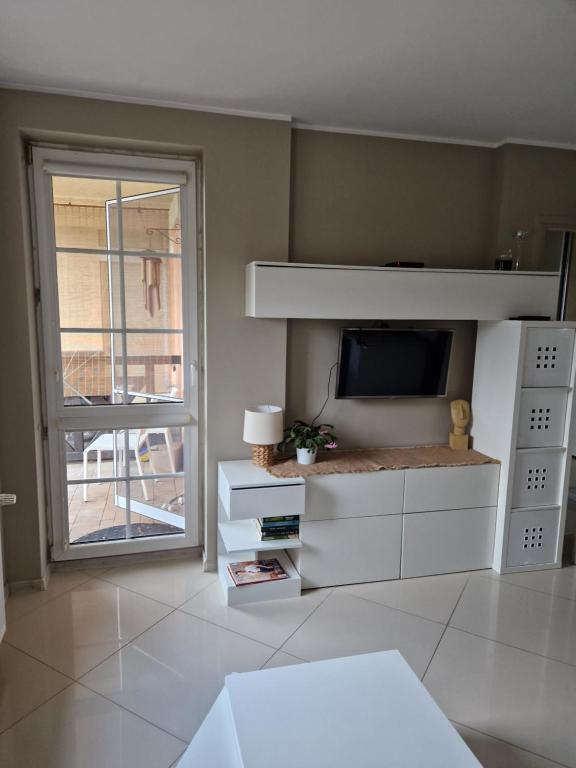 Televízia a/alebo spoločenská miestnosť v ubytovaní Apartament z tarasem widok na jezioro - Ostroda