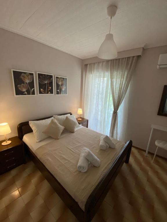 a bedroom with a large bed with two towels on it at Casa Venti Perea in Perea