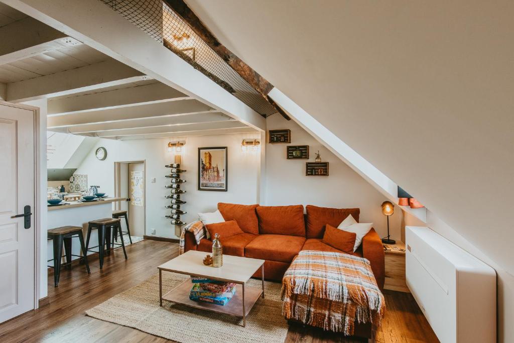 un salon avec un canapé et une table dans l'établissement La canopée Dijonnaise Confort Centre Ville, à Dijon